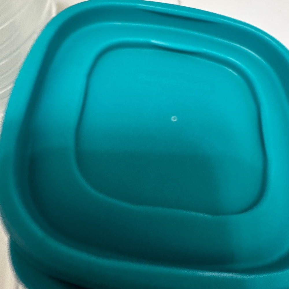 18 pieces. New 8 Plastic Snack bowls and 10 Rubbermaid storage containers. - Picture 6 of 7